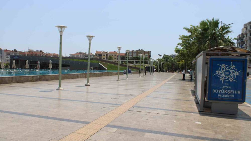 Bayramın ilk günü sıcak hava ile birlikte sokaklar boş kaldı
