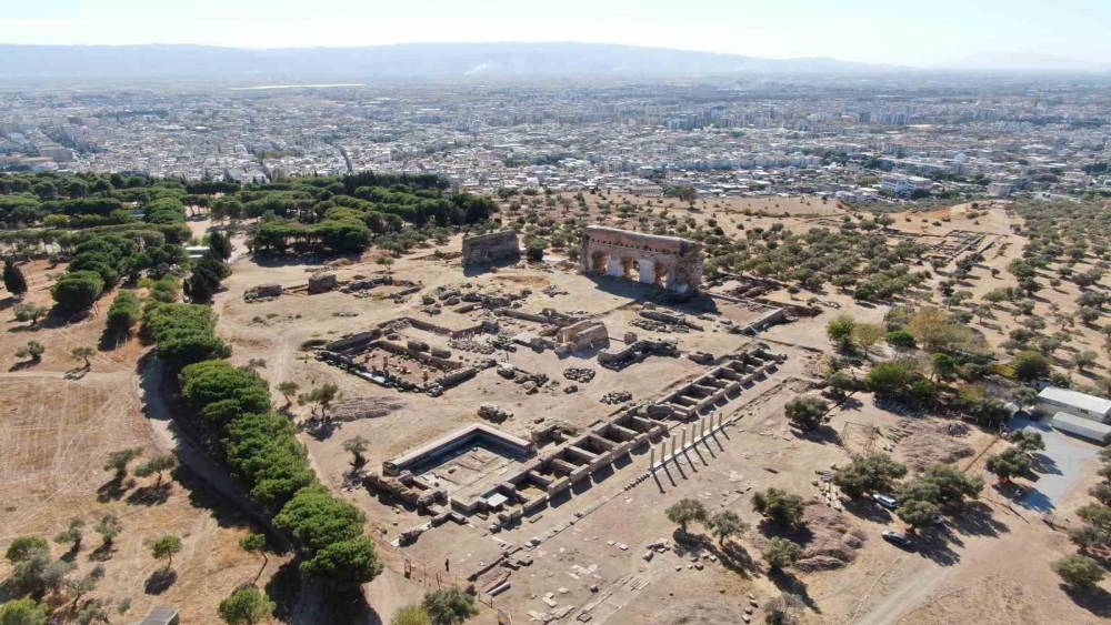TRALLEİS’TE 2. YÜZYILA AİT MERMER PARÇALARI TESPİT EDİLDİ