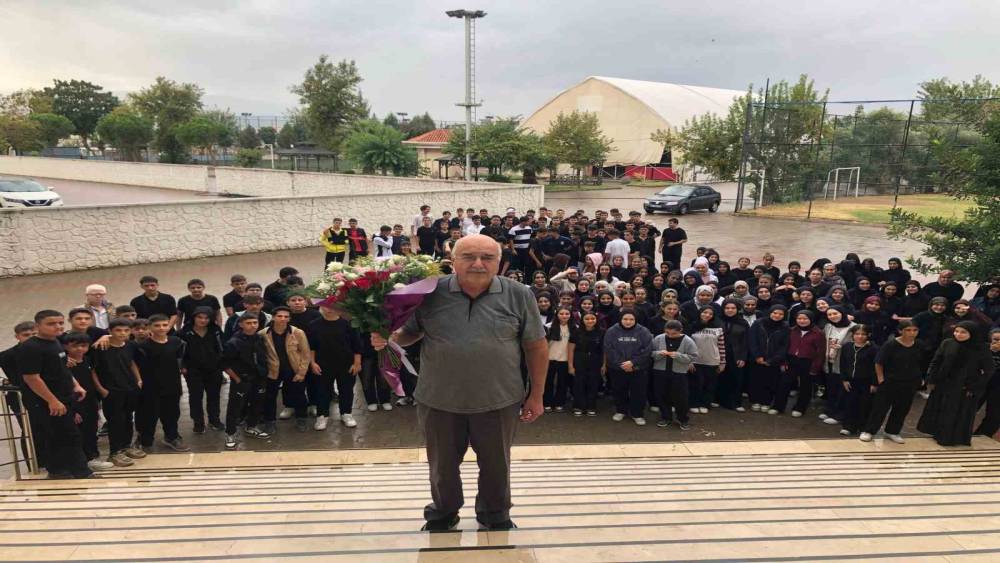 Mezun olduğu okulda 40 yıl görev yapan öğretmen ağlatan törenle emekli oldu