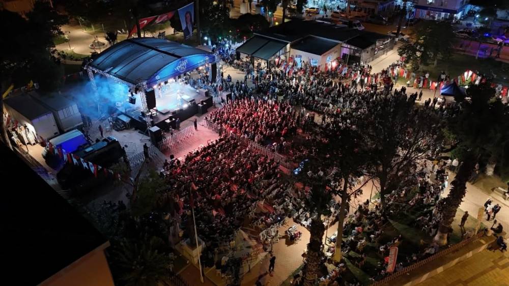 YENİPAZARLILAR ÜNLÜ SANATÇIYLA COŞTU