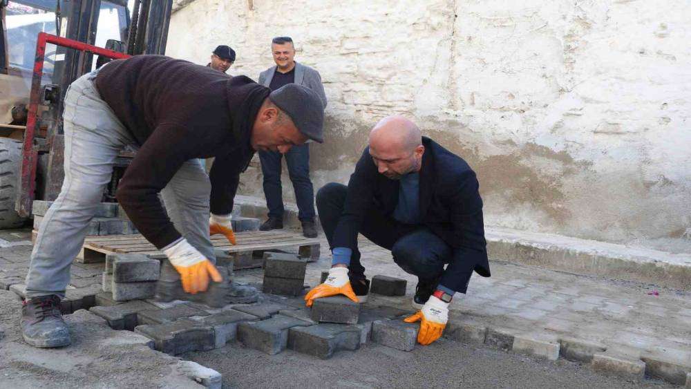 BAŞKAN ARIKAN ELDİVENLERİ GİYDİ, KOLLARI SIVADI PARKE TAŞI DÖŞEDİ