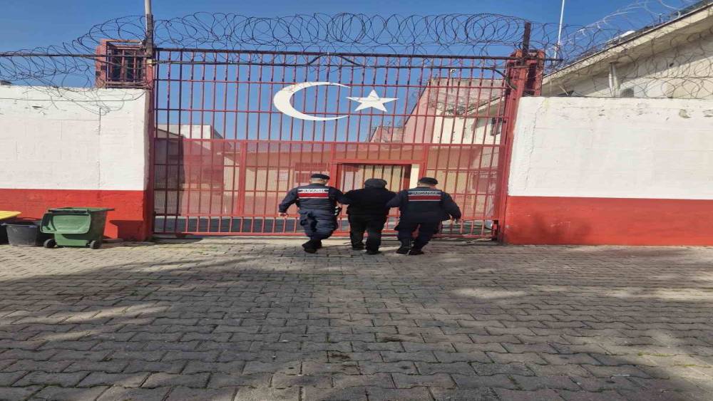 Hapis cezasıyla aranıyordu jandarmadan ka&ccedil;amadı