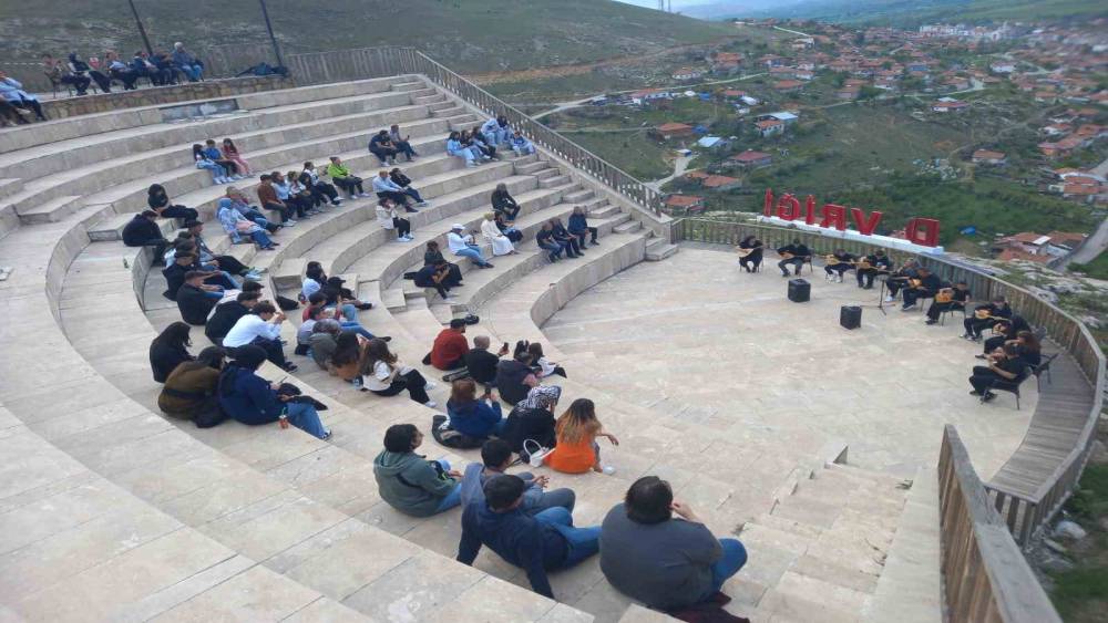 Üç şehir arasında kültür köprüsü kuran 