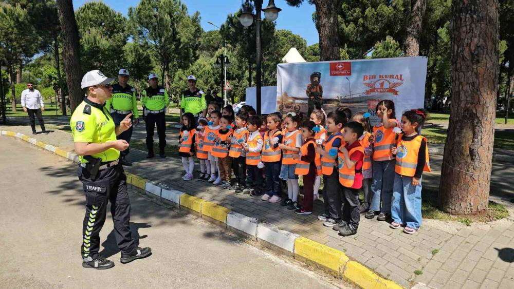 M&uuml;d&uuml;rlerden &ouml;ğrencilere trafik eğitimi
