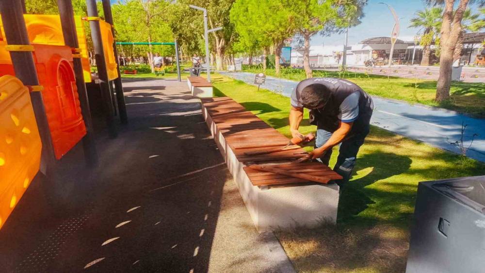 Didim Belediyesi parklardaki bakım ve onarım &ccedil;alışmalarını s&uuml;rd&uuml;r&uuml;yor
