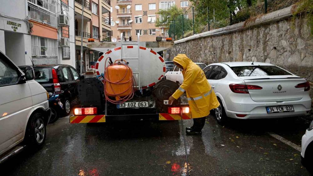 KUŞADASI BELEDİYESİ’NDE SAĞANAK SEFERBERLİĞİ