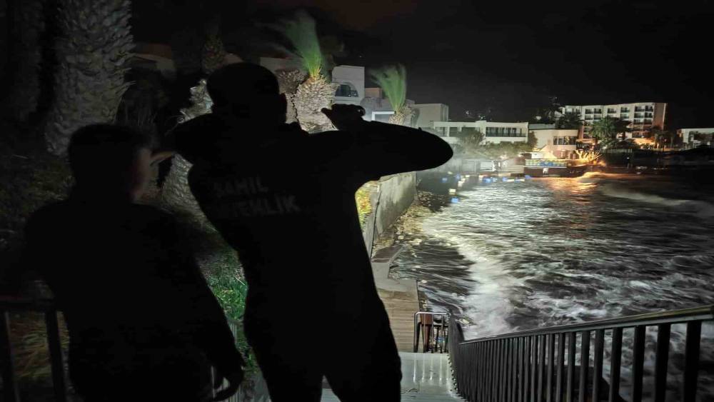 Fırtına, iskelede &ccedil;alışan iş&ccedil;ileri denize d&uuml;ş&uuml;rd&uuml;: 1 &ouml;l&uuml;, 2 yaralı
