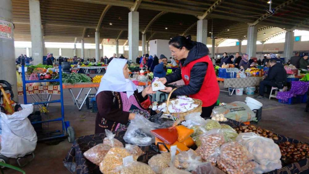 Kuyucak Belediyesi pazaryerinde kadınların g&uuml;n&uuml;n&uuml; kutladı