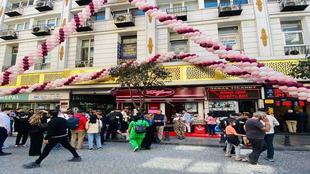 TUĞBA KURUYEMİŞ, İSTANBUL’DAKİ 8. ŞUBESİNİ HALKLA BULUŞTURDU