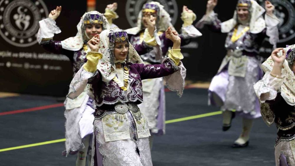 Aydın B&uuml;y&uuml;kşehir Belediyesi Halk Oyunları ekibinden birincilik
