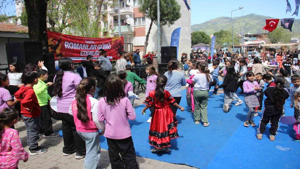 Aydınlı Romanlar g&uuml;nlerini doyasıya eğlenerek kutladı
