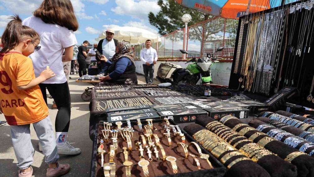 Kuşadası Belediyesi yol yapım çalışmalarına devam ediyor