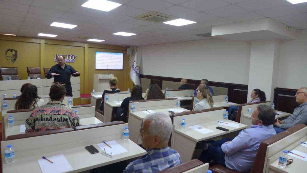 Kuşadası Ticaret Odası’nda, Restoranlara Yönelik Maliyet ve Menü Hazırlama eğitimi verildi