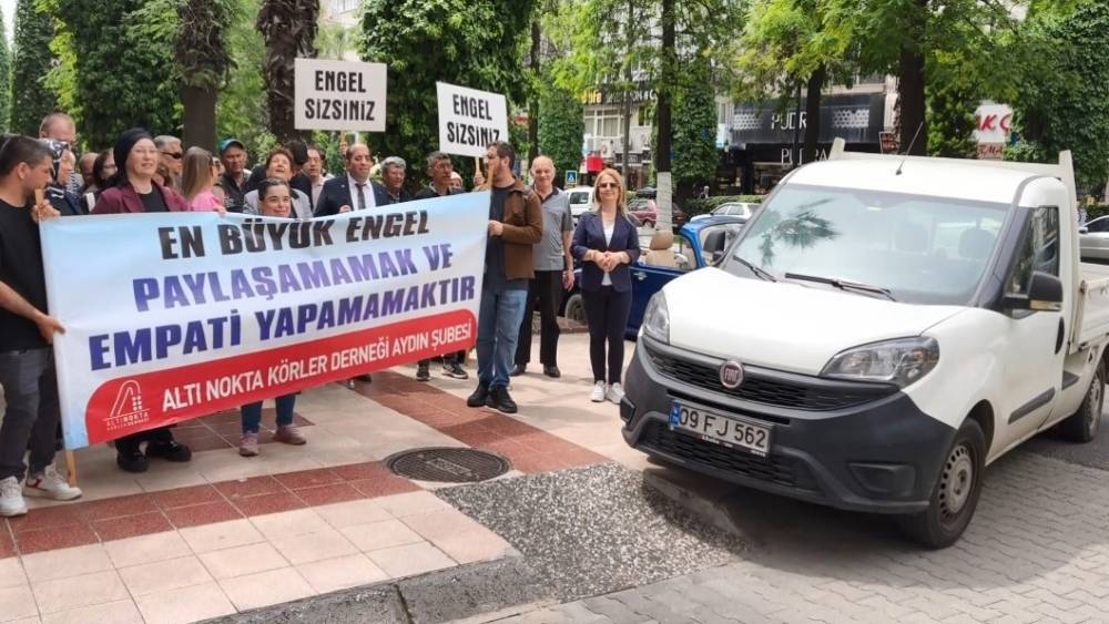Hatalı parka sloganlı uyarı: Hey şof&ouml;r baksana, ne işi var bu arabanın kaldırımda
