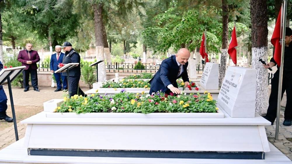 VALİ VAROL, ŞEHİTLERİ UNUTMADI