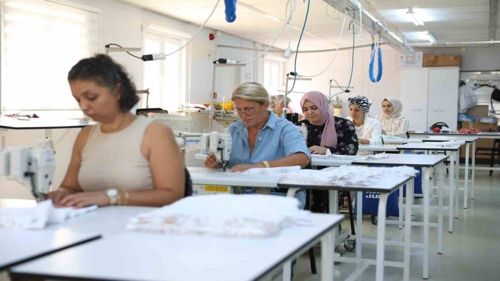 Didim&rsquo;de kadınlar dikiş &ouml;ğrenirken &uuml;retime de katkı sağlıyor