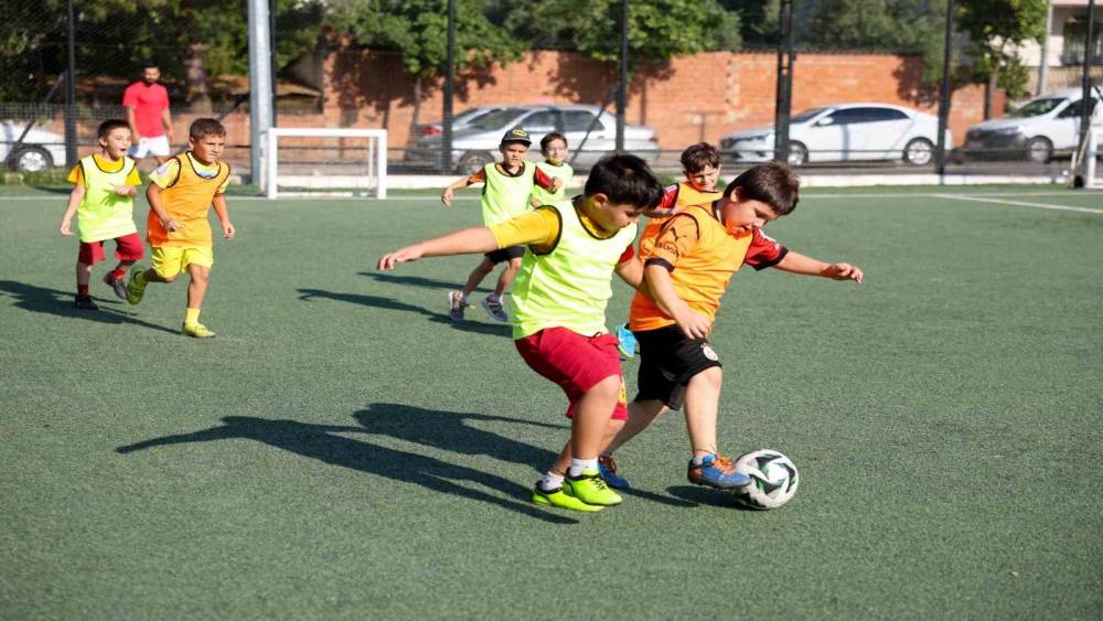 Efeler&rsquo;de minik yetenekler yeşil sahada geleceğe hazırlanıyor