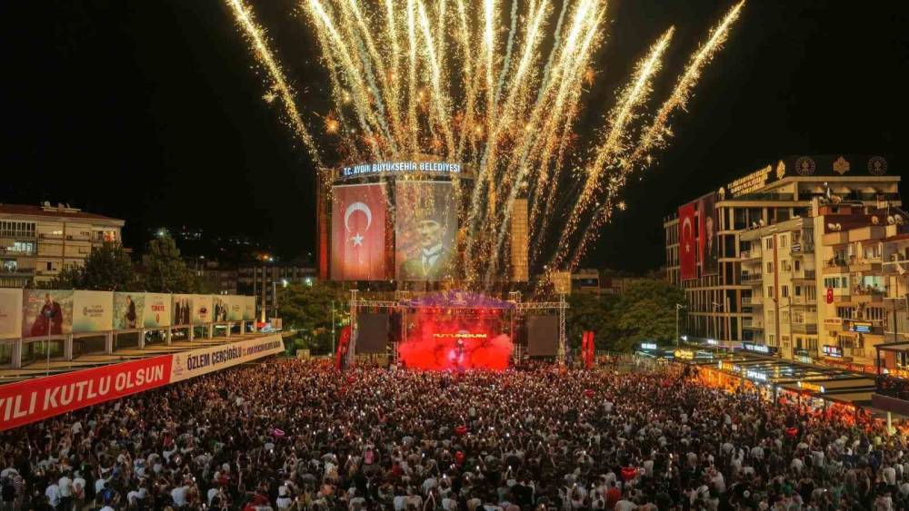 Aydın&rsquo;ın kurtuluş coşkusu Atat&uuml;rk Kent Meydanı&rsquo;na sığmadı
