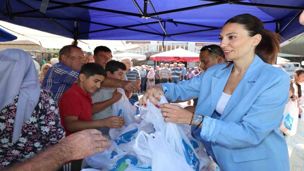 S&ouml;ke Belediyesi&rsquo;nin unları, Bağarası&rsquo;nda vatandaşlara dağıtıldı
