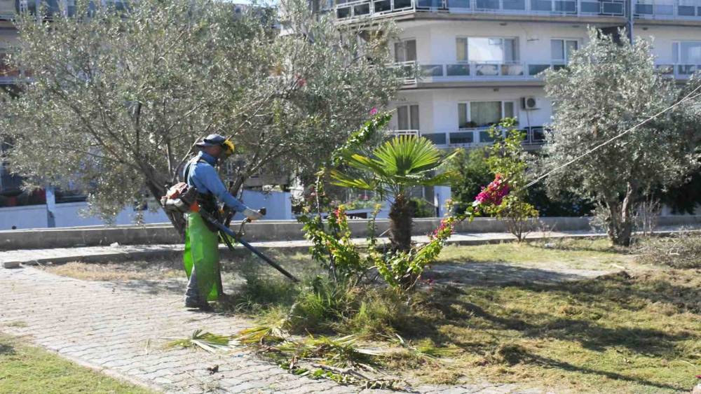 Kuşadası&rsquo;nda park ve yeşil alanlar bakımdan ge&ccedil;iriliyor
