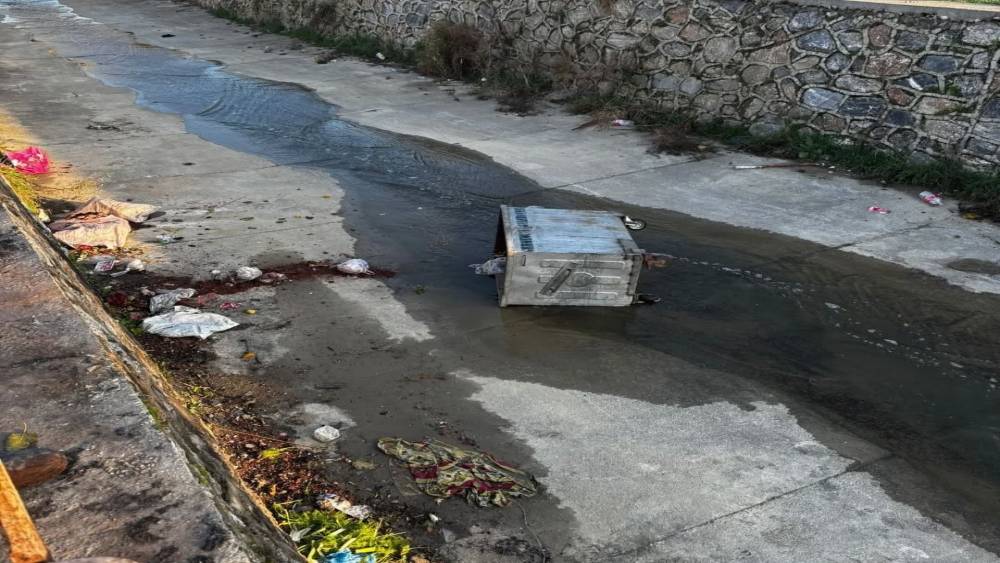 Çöp konteynerleri ilçe kanalına atıldı, belediye hukuki süreç başlatacak
