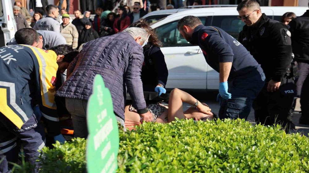 Boşanma duruşmasından çıktı, eşini sırtından bıçakladı
