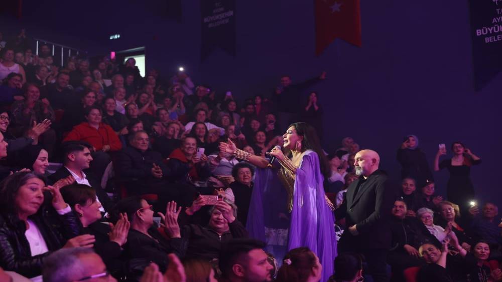 Sevilen sanat&ccedil;ı Duru Didim&rsquo;de vatandaşlar ile buluşturdu