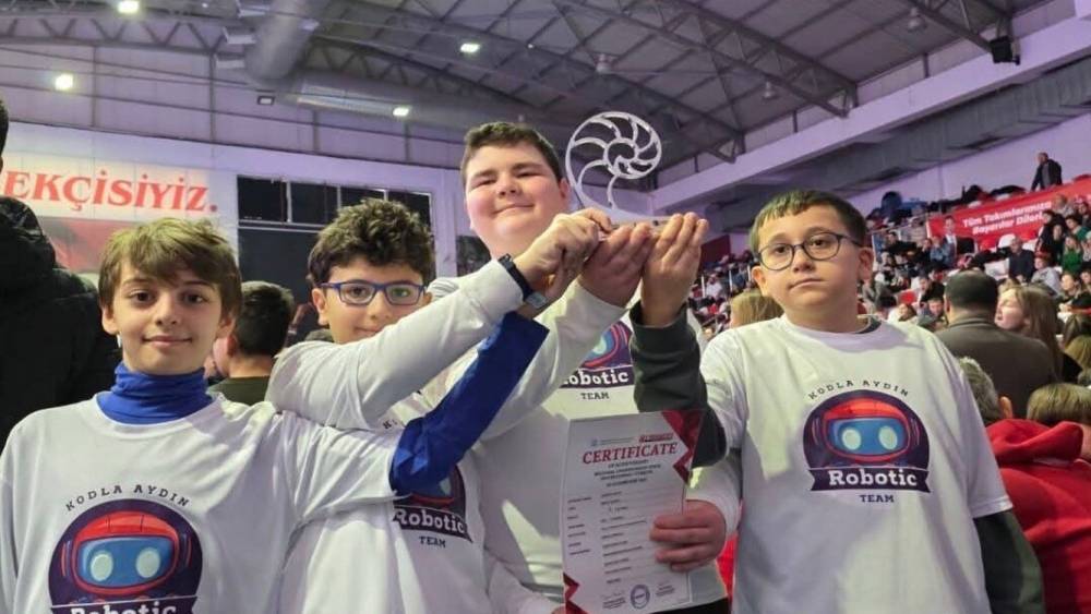 Efelerli &ouml;ğrenciler robot tasarımında Ege B&ouml;lgesi birincisi oldu