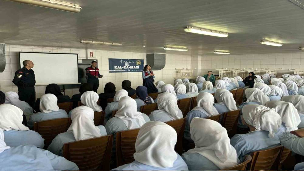 Jandarma fabrika çalışanı kadınları KADES hakkında bilgilendirildi