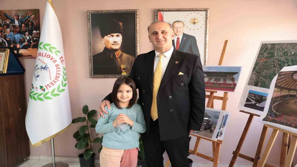 İlkokul &ouml;ğrencisi Sare, &ouml;devini Başkan Kaya ile yaptı
