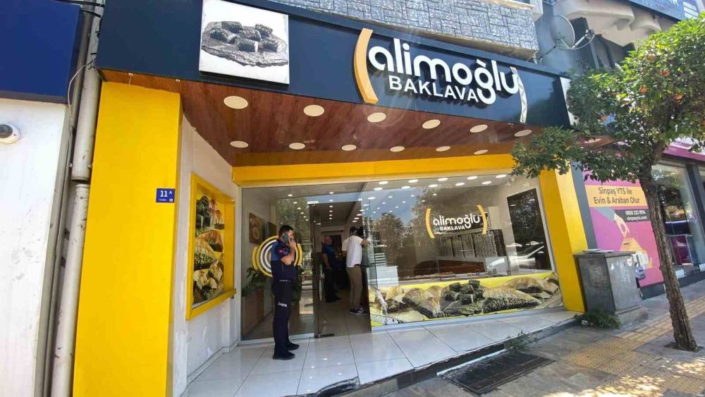 Fare görüntüleri ile gündeme gelen baklavacıya 60 bin TL cezai işlem uygulandı
