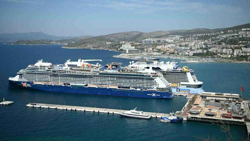 Kuşadası&rsquo;na 2 kruvaziyerle 7 bin 818 turist geldi

