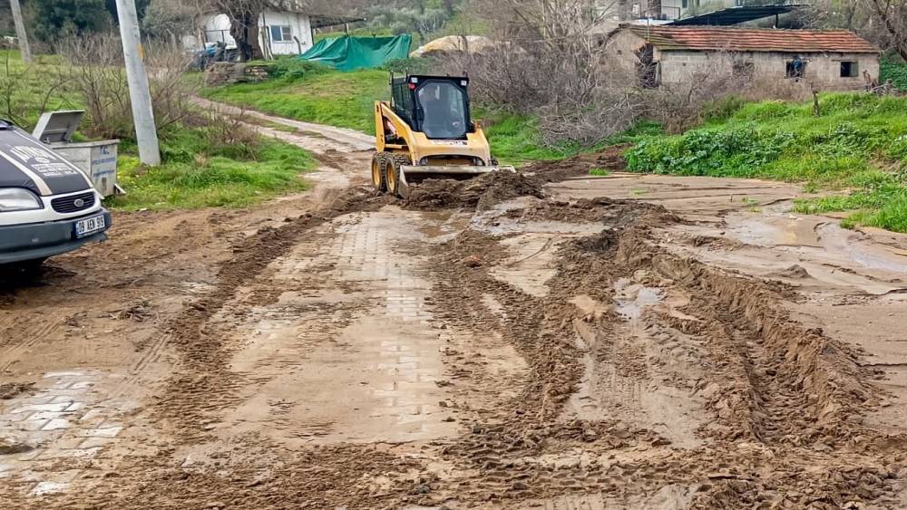 YAĞIŞ SONRASI BELEDİYE EKİPLERİ SAHAYA İNDİ