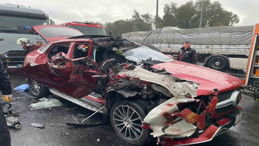 TIRA ARKADAN &Ccedil;ARPAN L&Uuml;KS OTOMOBİL HURDAYA D&Ouml;ND&Uuml;: 2 YARALI