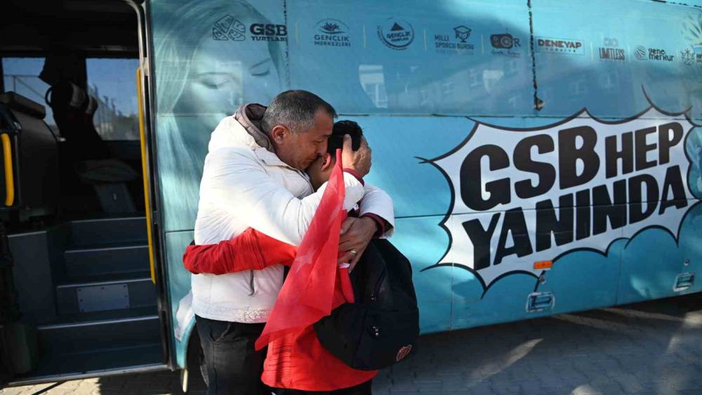 Katar&rsquo;da mahsur kalan T&uuml;rk sporcular memleketine d&ouml;nd&uuml;