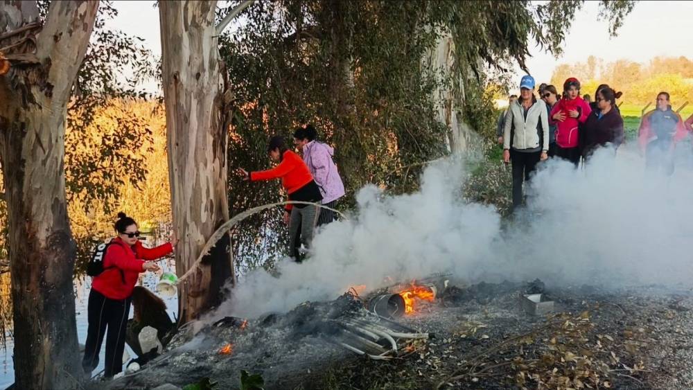 Doğaseverler kanal kenarında &ccedil;ıkan yangını s&ouml;nd&uuml;rd&uuml;