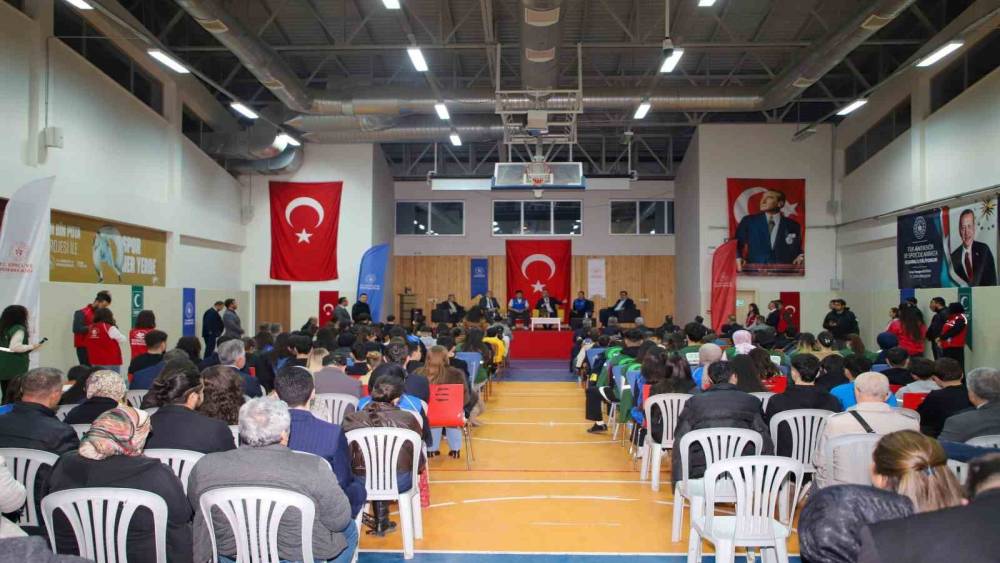 BAKAN YARDIMCISI EMİNOĞLU, K&Ouml;ŞK&rsquo;TE GEN&Ccedil;LERLE BULUŞTU