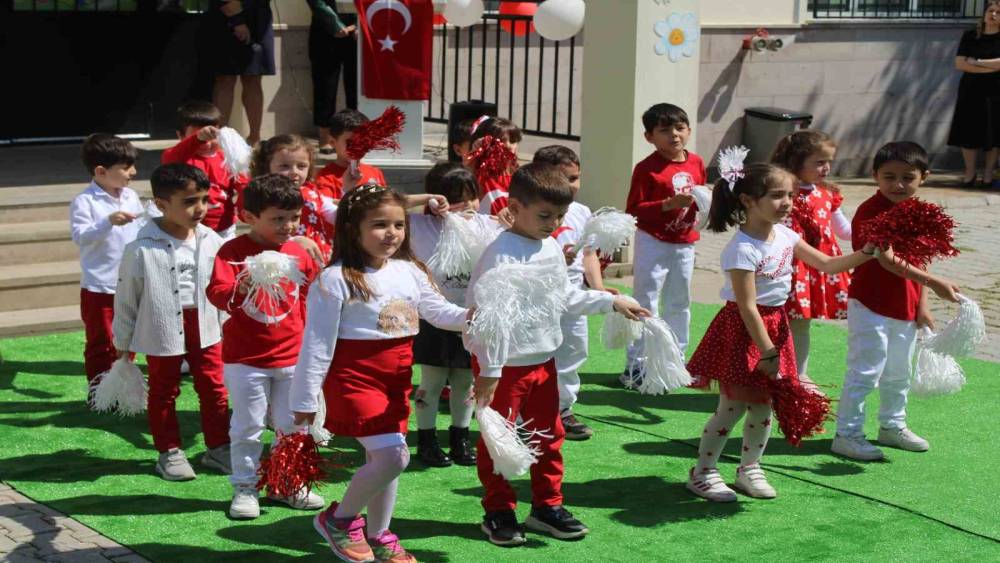 Minik &ouml;ğrenciler polis abileri unutmadı
