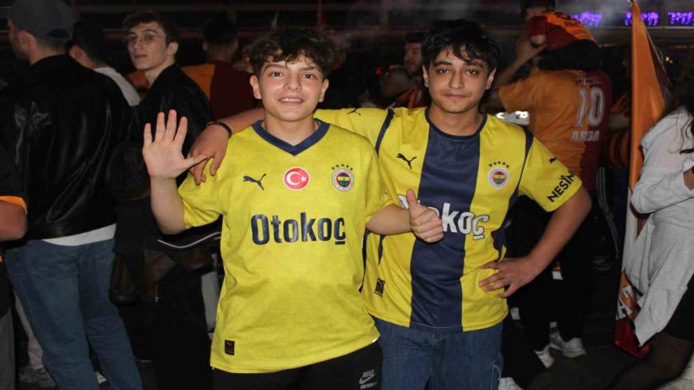 Galatasaray&rsquo;ın şampiyonluk kutlamalarında Fenerbah&ccedil;eliler &lsquo;prova&rsquo; yaptı
