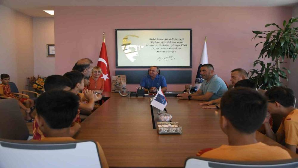 Kuşadası&rsquo;nın g&ouml;n&uuml;l k&ouml;pr&uuml;s&uuml; 9 yıldır &ccedil;ocukları buluşturuyor
