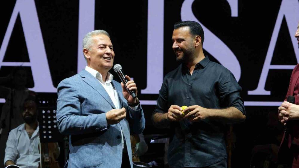Buharkentliler Alişan&rsquo;ı &lsquo;fahri hemşehri&rsquo; ilan etti
