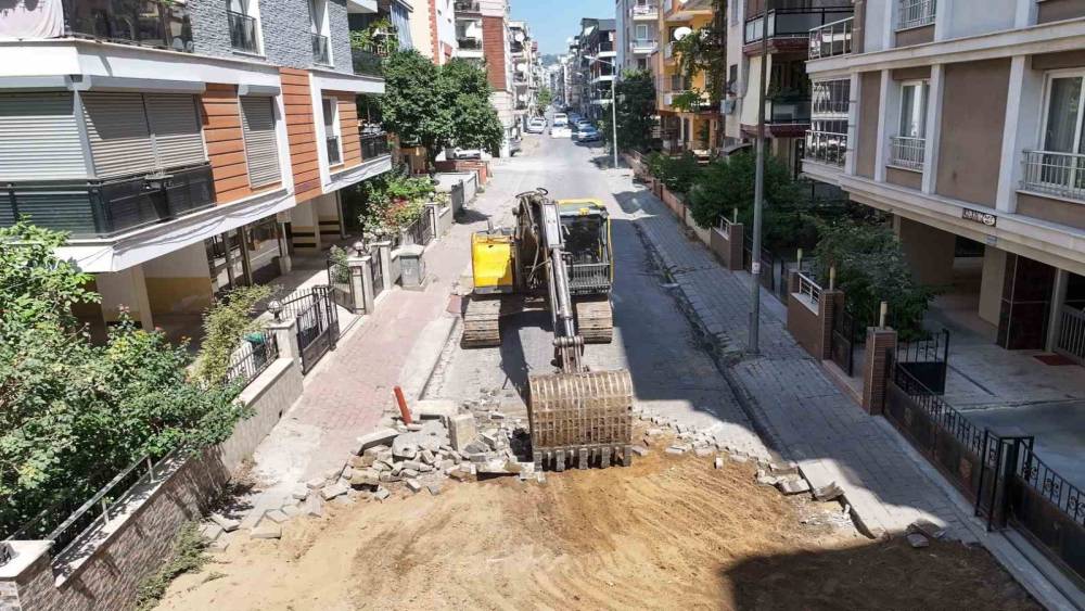 Efeler&rsquo;de yıpranan yollar yenileniyor
