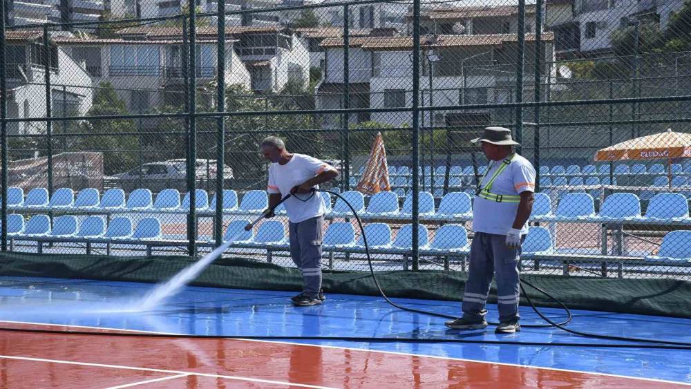Kuşadası&rsquo;nda tenis kortları baştan aşağı temizlendi
