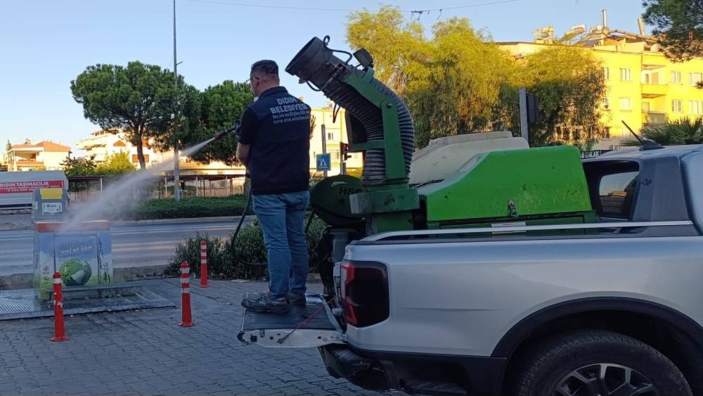 Didim&rsquo;de &ccedil;&ouml;p konteynerleri ve &ccedil;&ouml;p kutuları d&uuml;zenli olarak ila&ccedil;lanıyor
