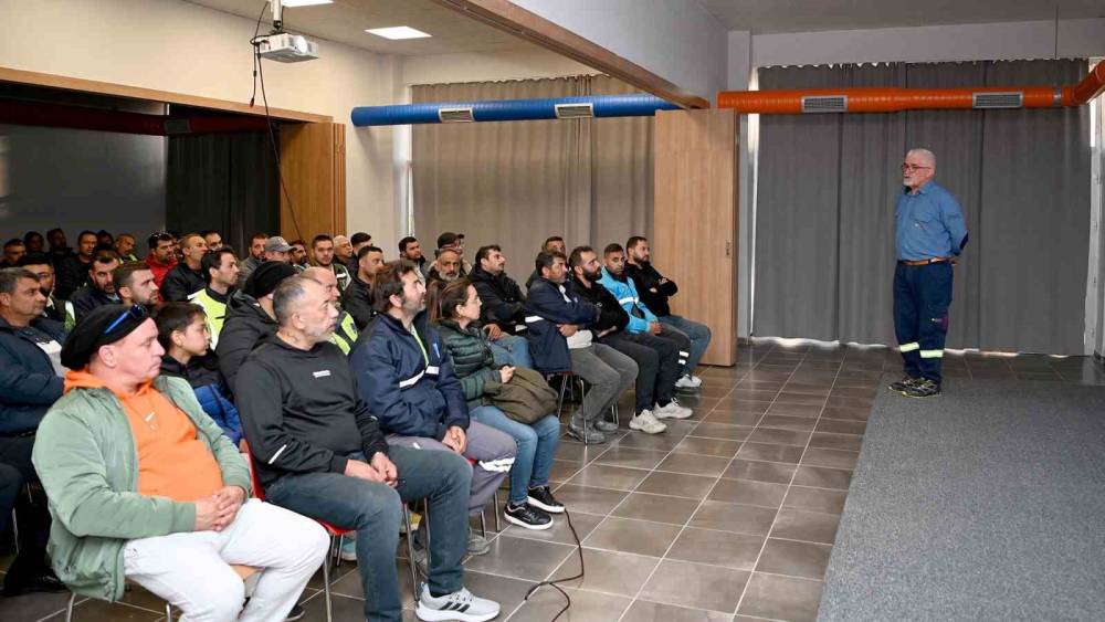 KUŞADASI BELEDİYESİ TEMİZLİK İŞLERİ MÜDÜRLÜĞÜ PERSONELİNE ’GÜVENLİ SÜRÜŞ’ EĞİTİMİ VERİLDİ