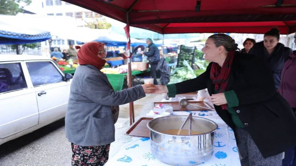 İncirliova Belediyesi&rsquo;nden pazarda sıcak &ccedil;orba ikramı