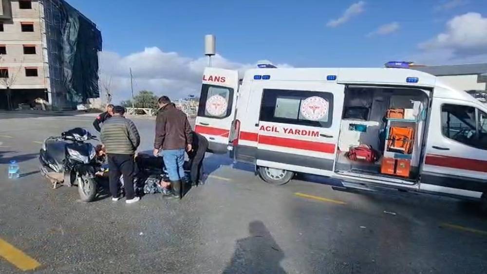 Otomobil ile &ccedil;arpışan motosiklet s&uuml;r&uuml;c&uuml;s&uuml;n&uuml;n bacağı kırıldı
