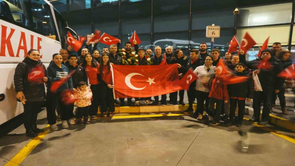 &Ccedil;İFTE MADALYA KAZANDI, MEMLEKETİNDE COŞKUYLA KARŞILANDI