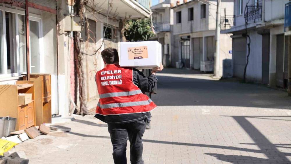 Efeler&rsquo;in  Kardeş Eli  Ramazan&rsquo;ın bereketini hanelere taşıyor
