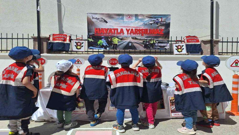 Jandarma’dan öğrencilere trafik eğitimi